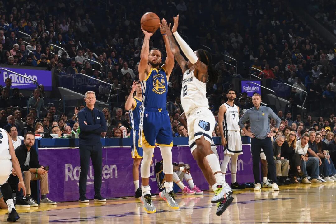 NBA | 杨(yáng)瀚(hàn)森(sēn)背(bèi)靠(kào)背(bèi)仅(jǐn)得(de)1分(fēn)，约(yuē)基(jī)奇(qí)三(sān)场(chǎng)三(sān)双(shuāng)创(chuàng)纪(jì)录(lù)